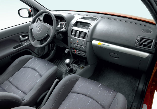 Fichier:Renault Clio II Phase I interior.JPG — Wikipédia